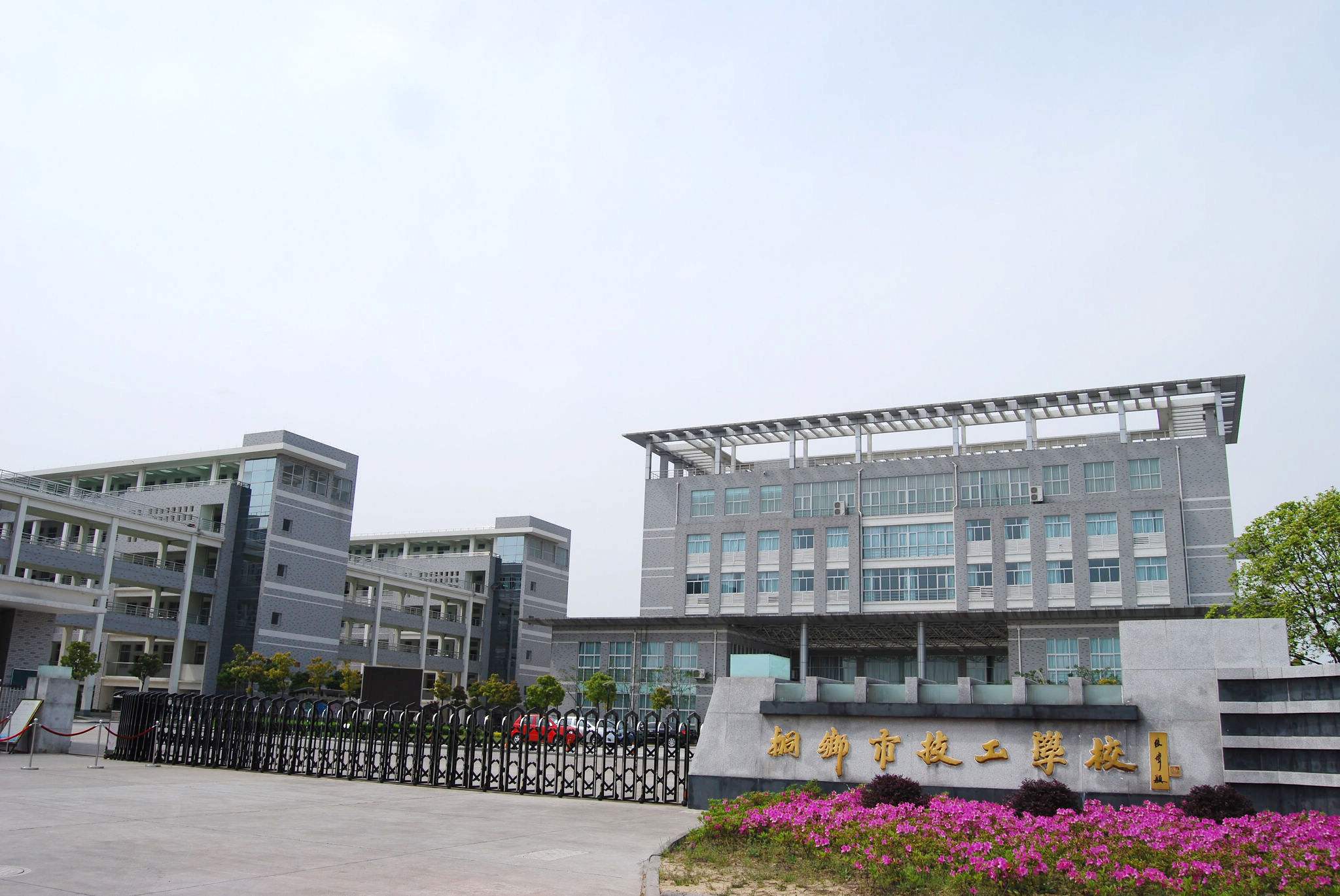 ����߼�����ѧУǨ������